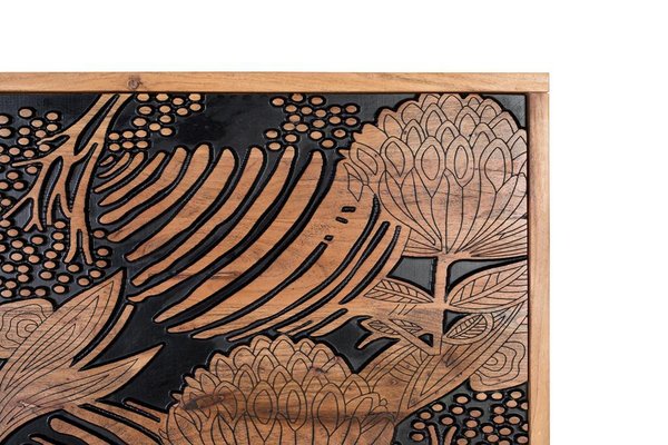 Panel tallado en madera de teka.