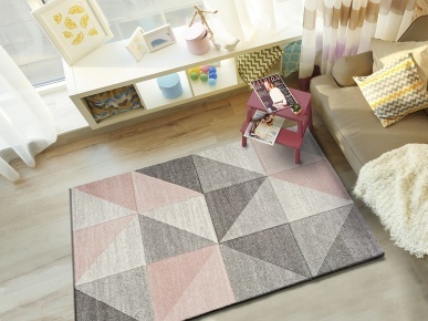 alfombra gris y rosa